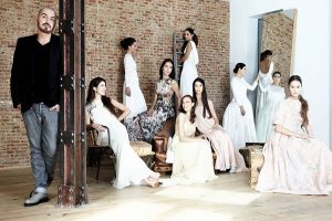 Duyos y junto a modelos con sus vestidos de novia 