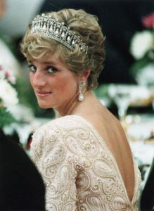 12 Nov 1990, Tokyo, Japan --- Diana, Princess of Wales looks over her shoulder and smiles during banquet for Japanese Emperor Akihito. --- Image by © Reuters/CORBIS
